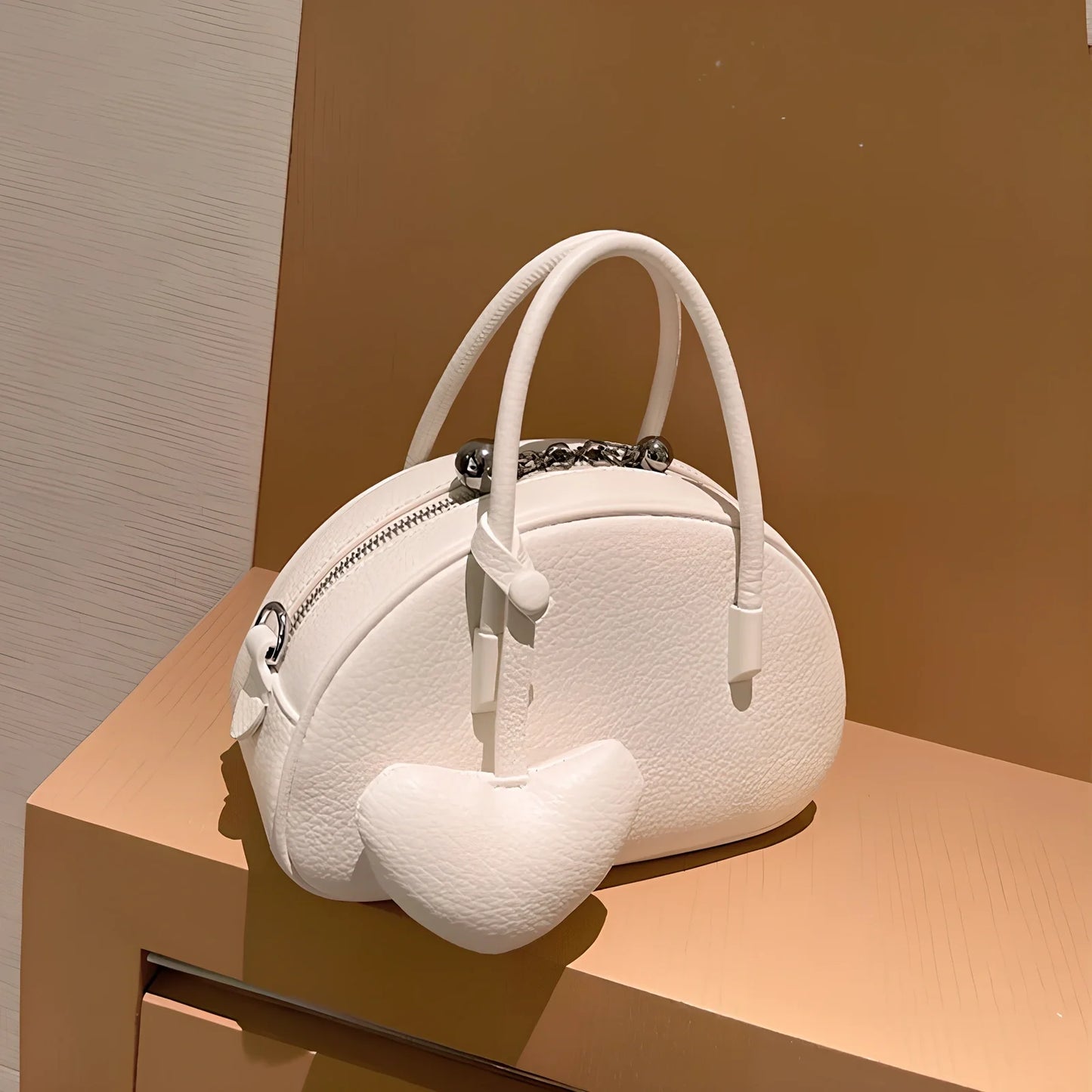 Women's heart-shaped crossbody bag in genuine leather with adjustable strap and zipper compartment