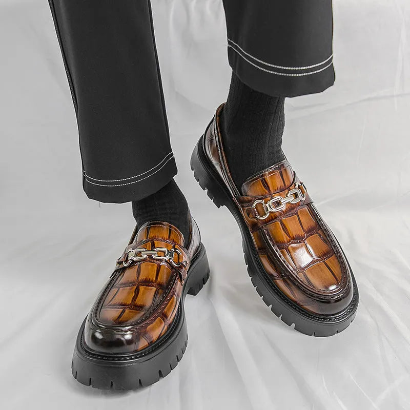 Men's crocodile pattern leather platform loafers in British style with flat heel
