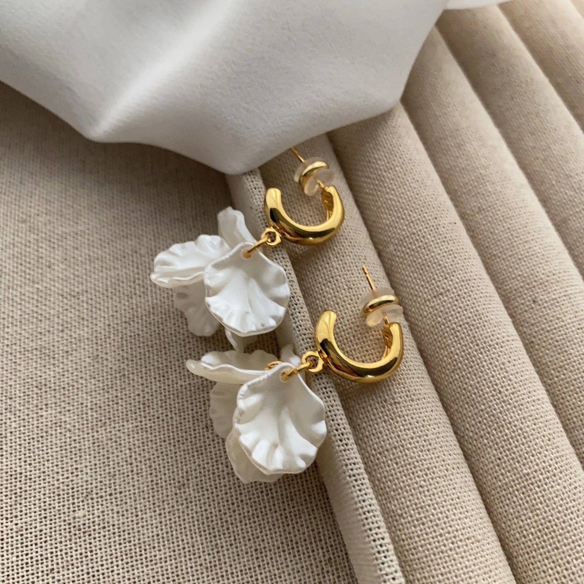 Tassel super fairy sweet silver needle pearl earrings with imitation pearl flower design and silver-tone finish