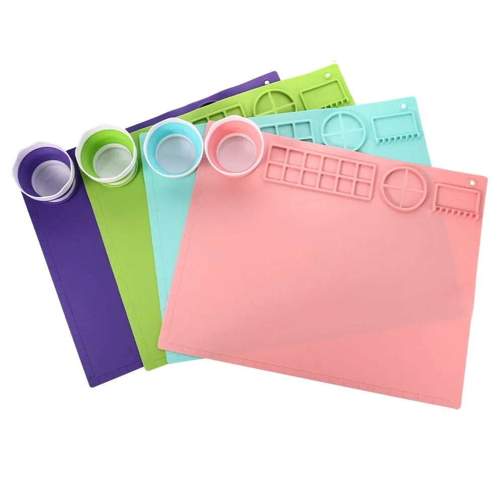 Green silicone painting pad measuring 50x40cm with integrated water bowl for watercolour art