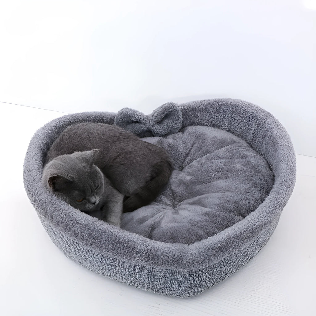 Heart-shaped pet nest for cats or small dogs made of linen and Arctic wool available in grey and pink in three sizes