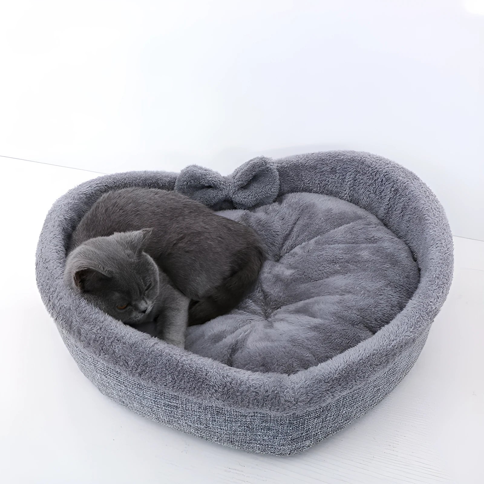 Heart-shaped pet nest for cats or small dogs made of linen and Arctic wool available in grey and pink in three sizes