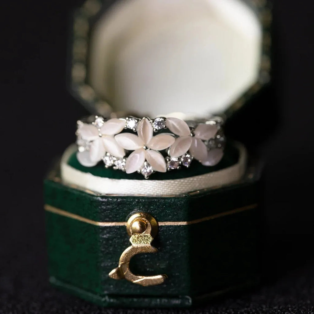 Floral wedding band for women 18K gold with diamond inlay vintage style