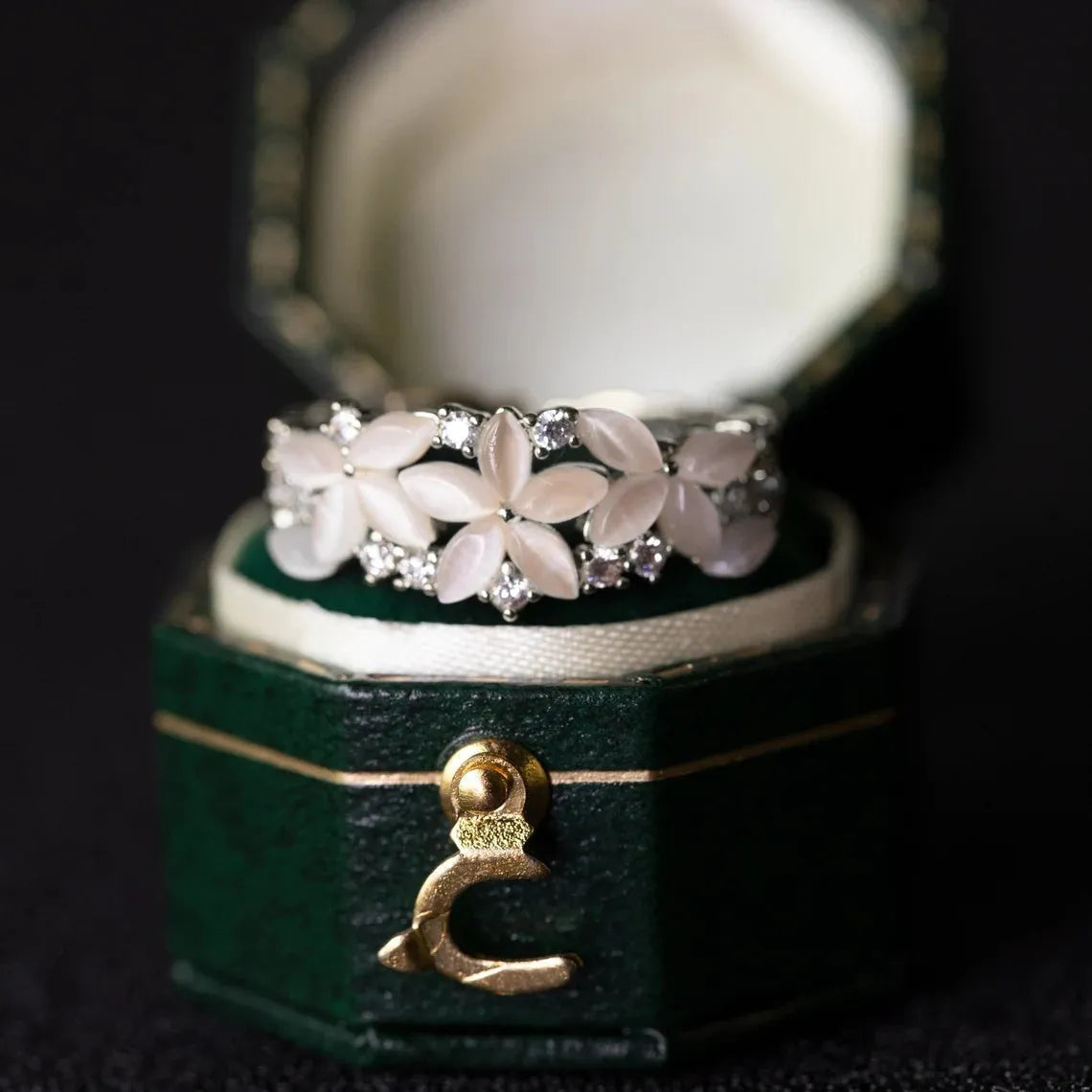 Floral wedding band for women 18K gold with diamond inlay vintage style