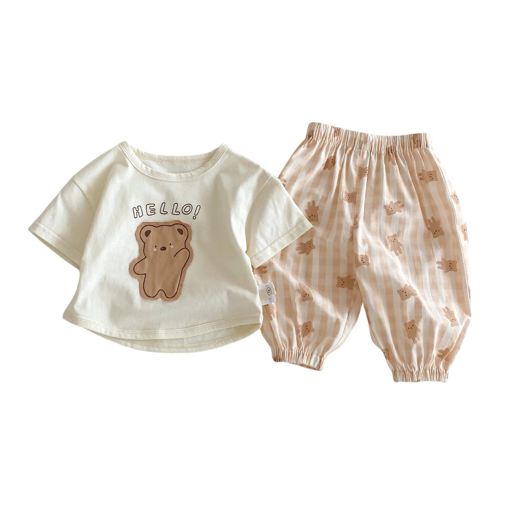 Children's suit with bear patch cartoon T-shirt and matching shorts in khaki colour, cotton-polyester blend