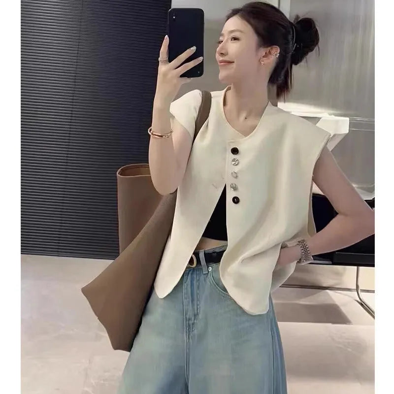 Women's loose sleeveless vest with pockets in milky white polyester fabric