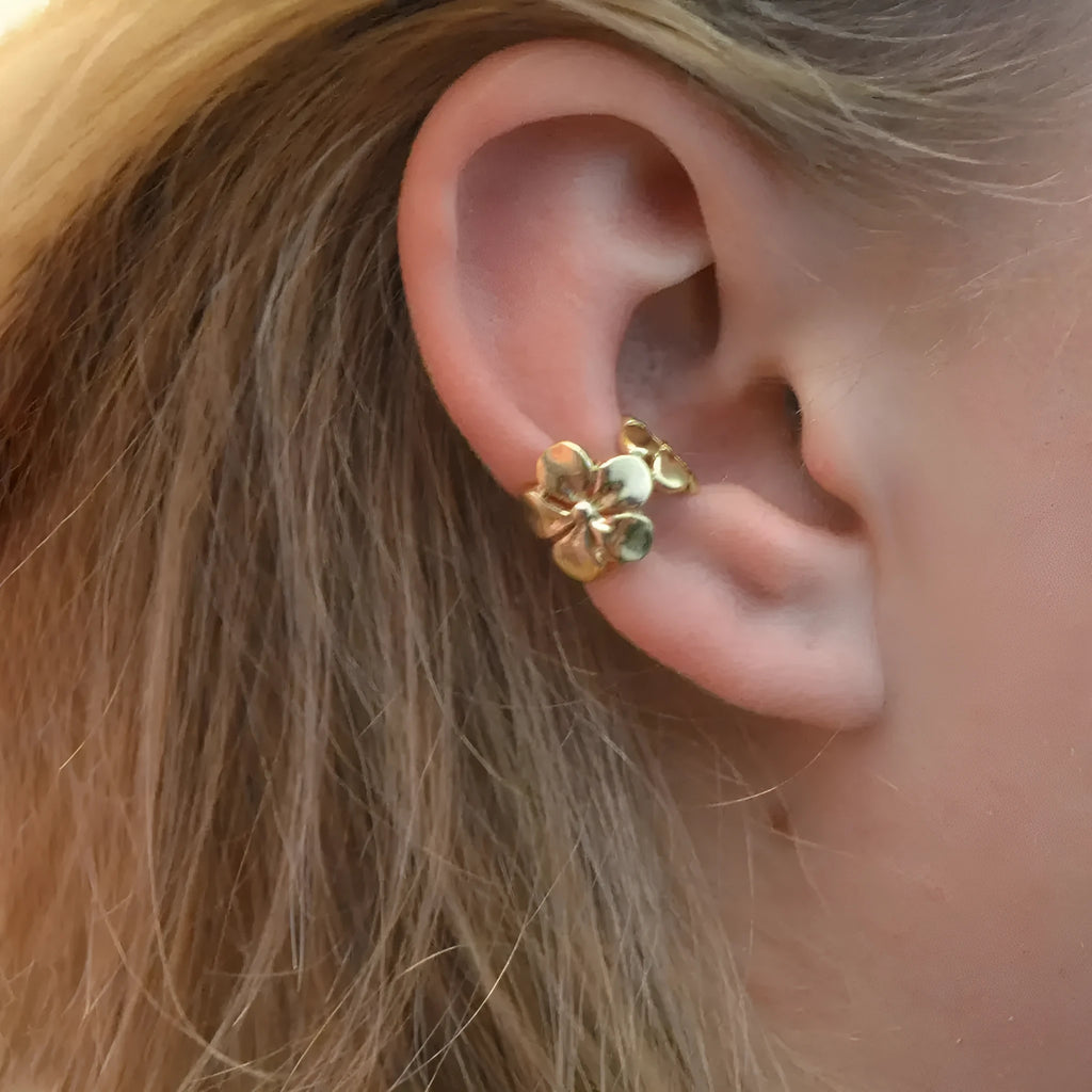 A pair of gold drop earrings featuring a detailed starfish and conch design on an alloy base.