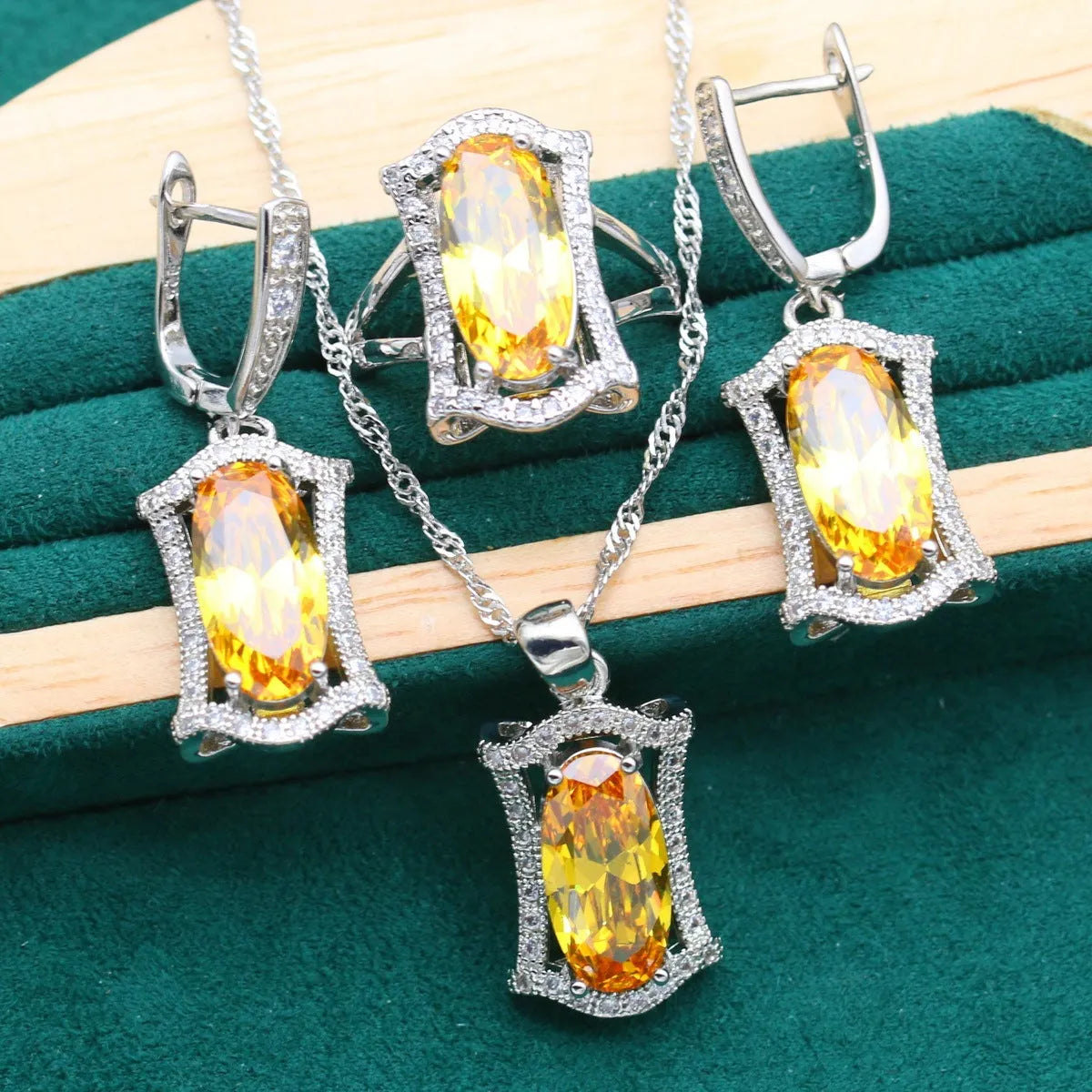 Anti-allergy zircon jewellery set with necklace, earrings, ring and bracelet in yellow alloy