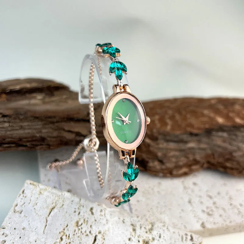 Women's oval retro quartz watch with alloy strap, 33mm dial, in gold colour on white background