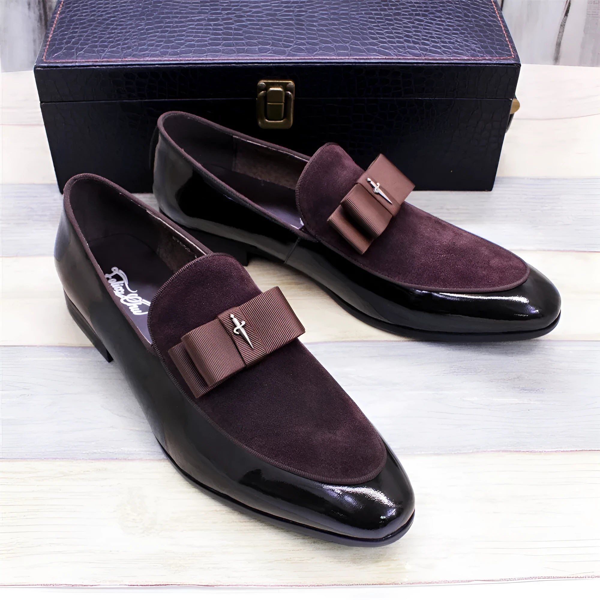 Men's glossy black patent leather low top shoes with a Tassel decoration.