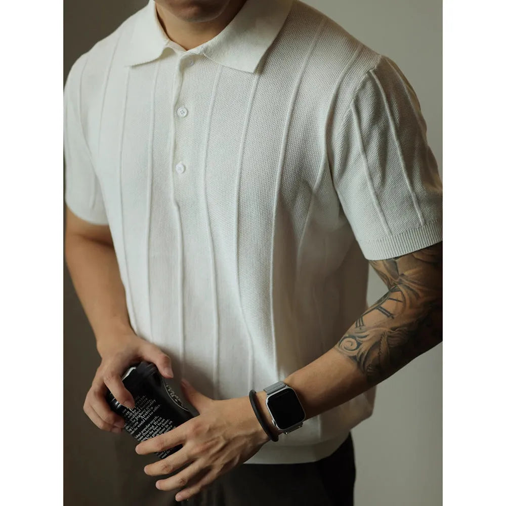 Men's loose fit solid colour basic t-shirt in black or white.