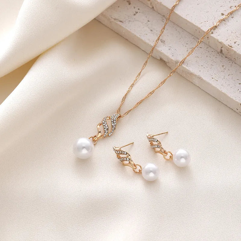 Pearl pendant necklace and earrings set on display: electroplated alloy, hemp flowers chain, silver colour.