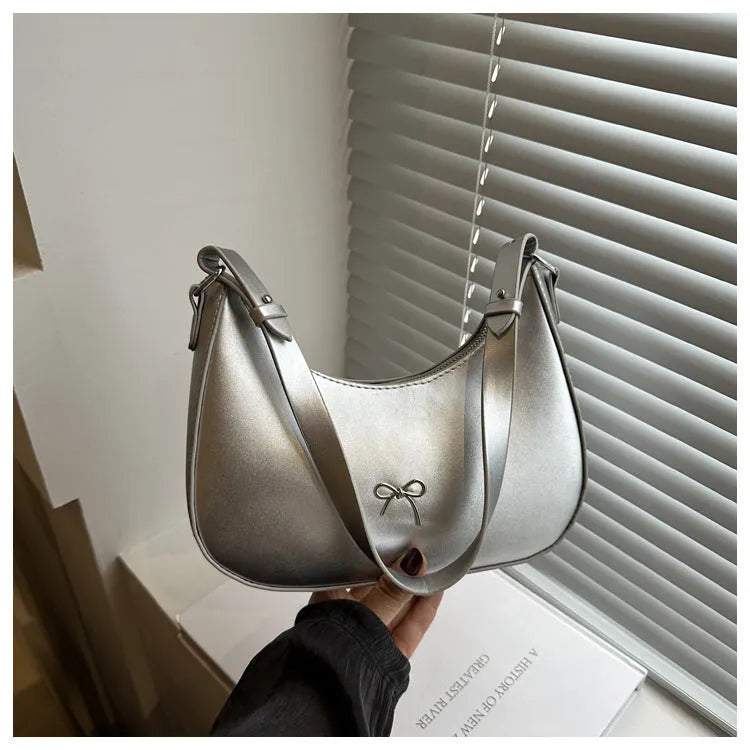 Women's dumpling-shaped shoulder baguette handbag in PU material with single strap and mobile phone compartment