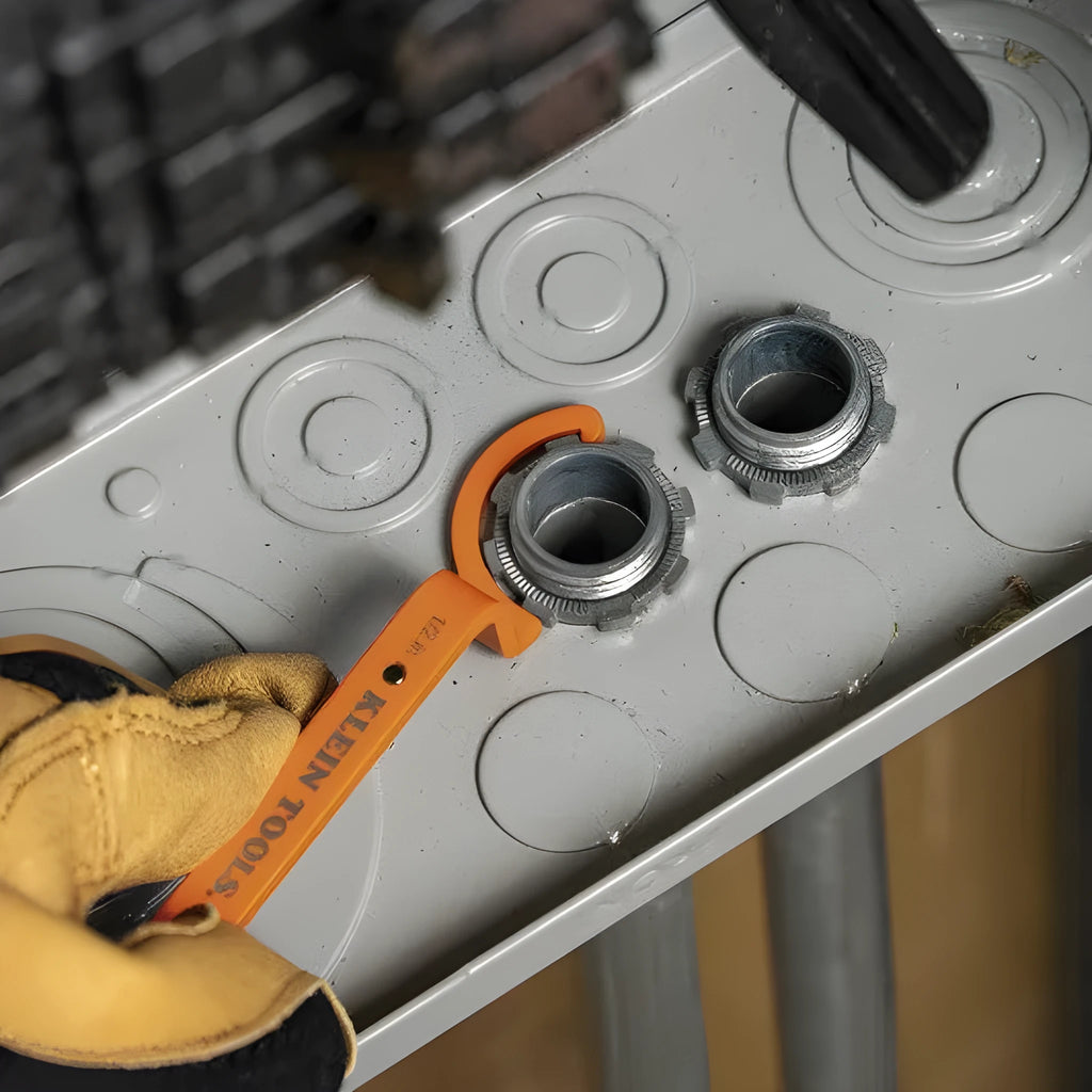 Crescent magnetic suction wrench set with three colour-coded tools for medical catheter procedures