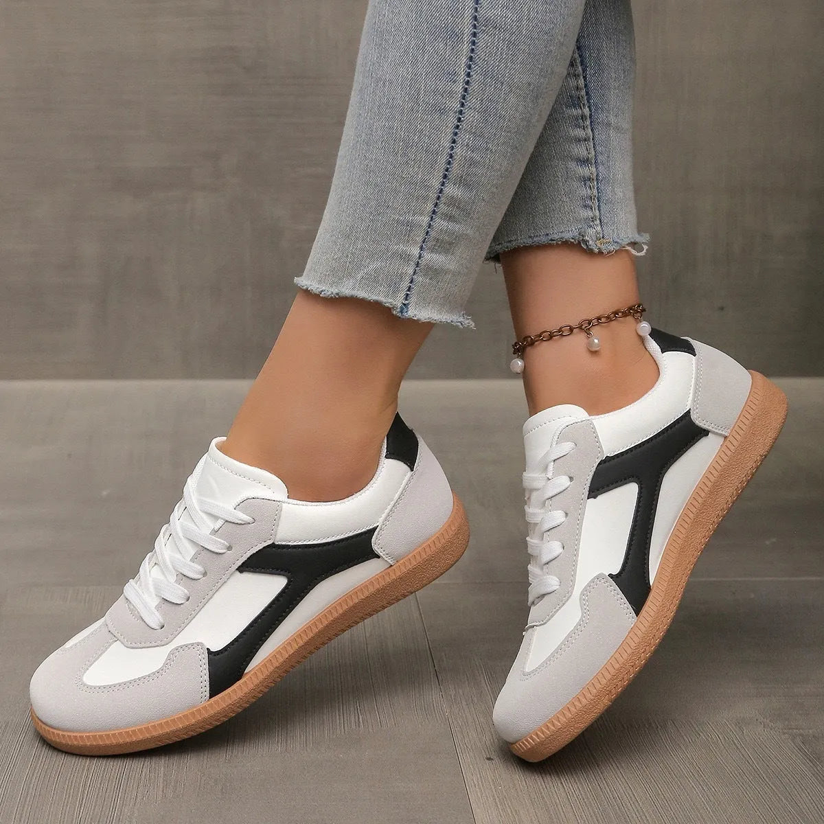 Women's plus size low-top retro sneaker in a selection of colours with a flat rubber sole and front lace-up