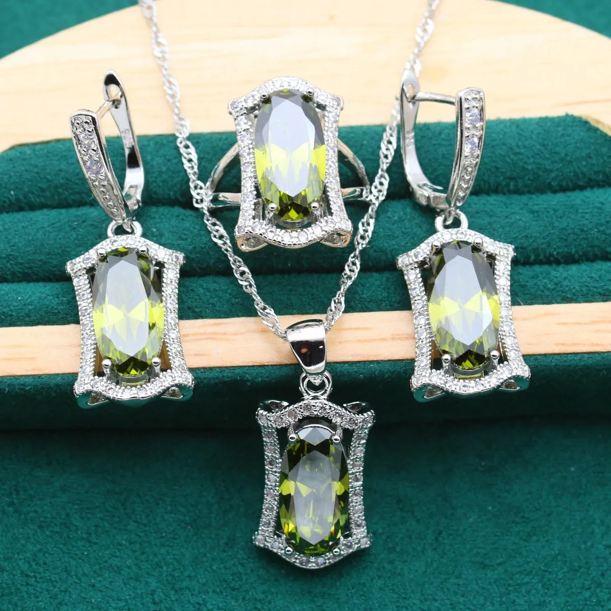 Anti-allergy zircon jewellery set with necklace, earrings, ring and bracelet in yellow alloy