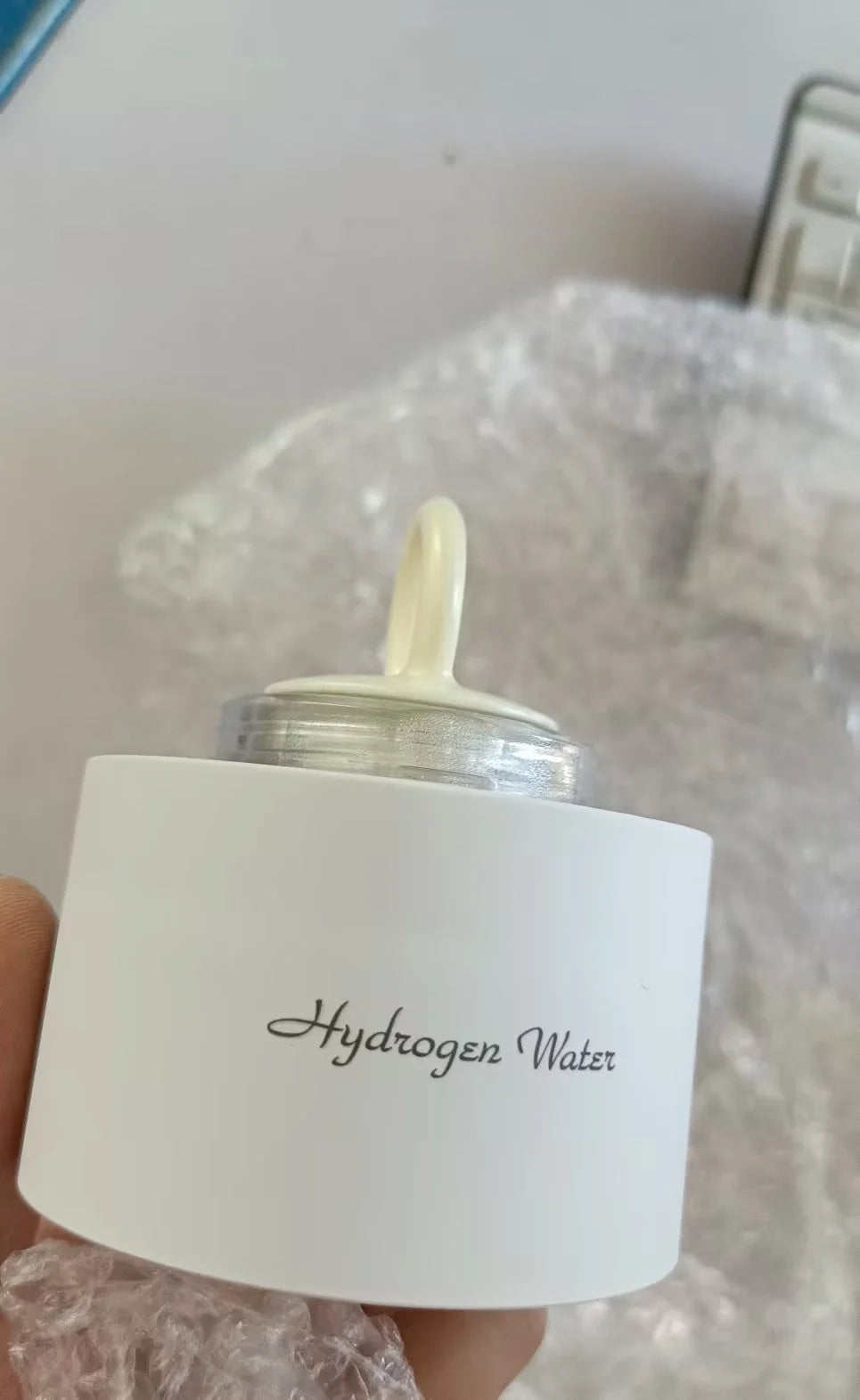 Hydrogen-rich water cup with ionic screen protector in black and white, 380ml capacity