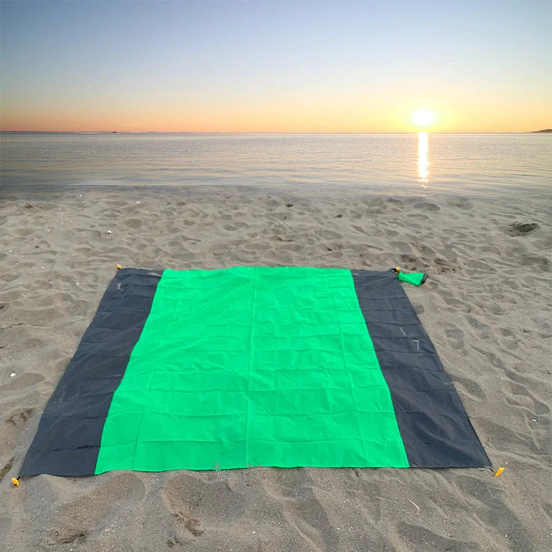 Foldable two-colour waterproof picnic mat for outdoor camping in vibrant colours