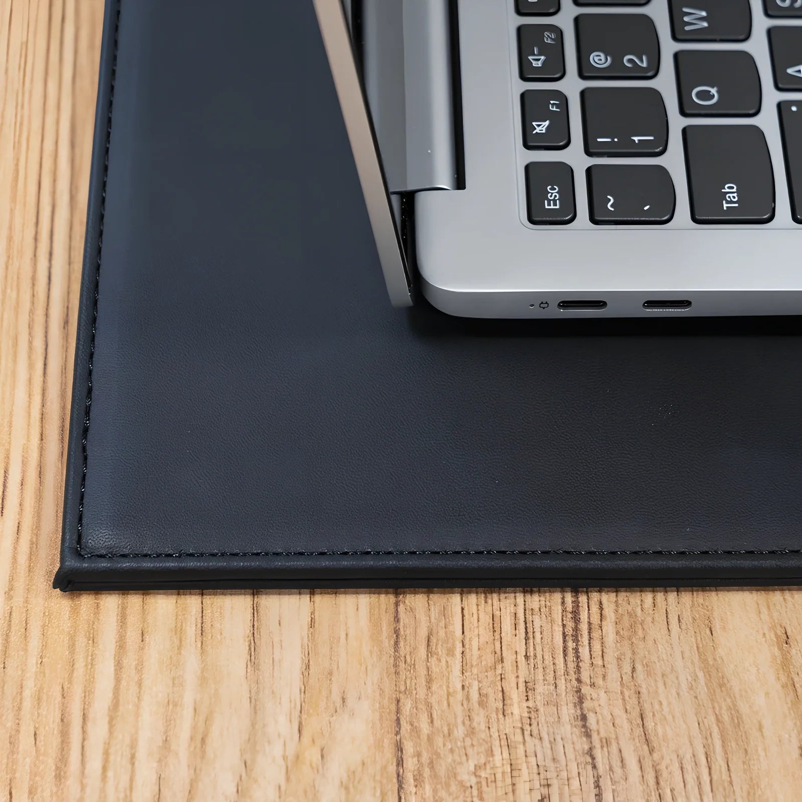 Black anti-radiation tablet pad, 35cm x 25cm with heat-insulating print and straps for 20-33cm devices