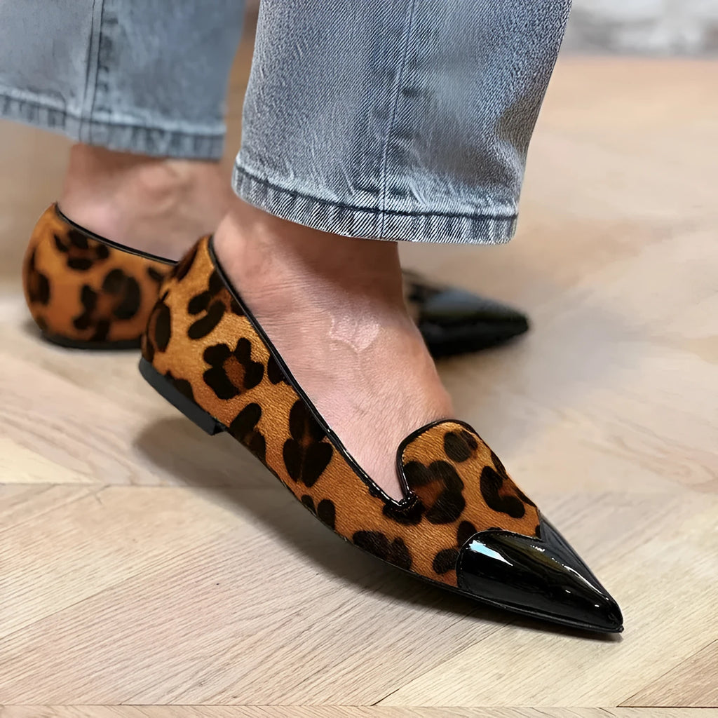 Women's pointed leopard print shallow mouth pumps with low heel, brown colour, on display