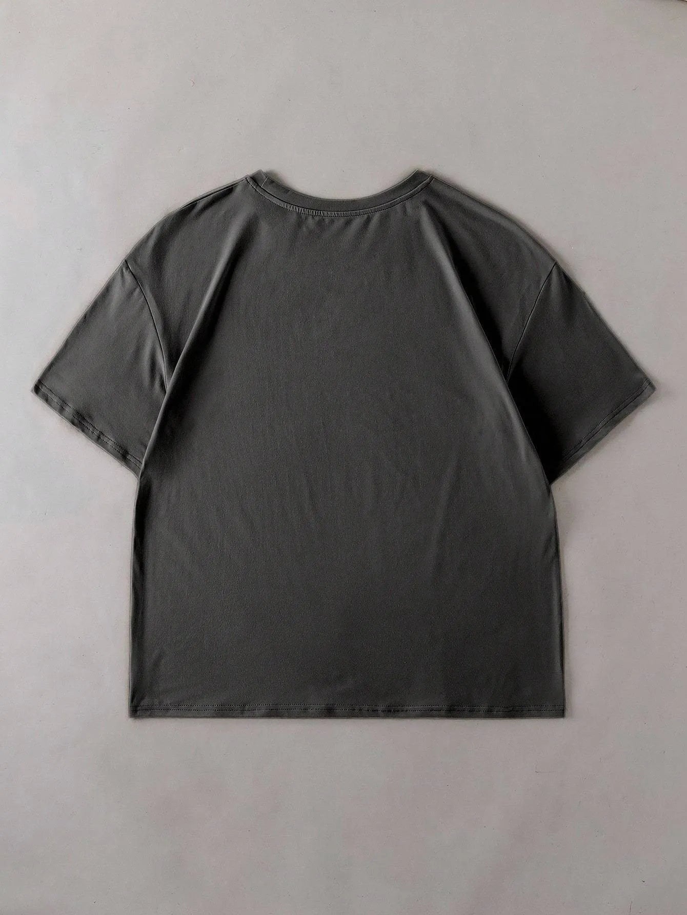 Straight-fit cotton summer t-shirt with round neck and loose short sleeves in multiple colour options