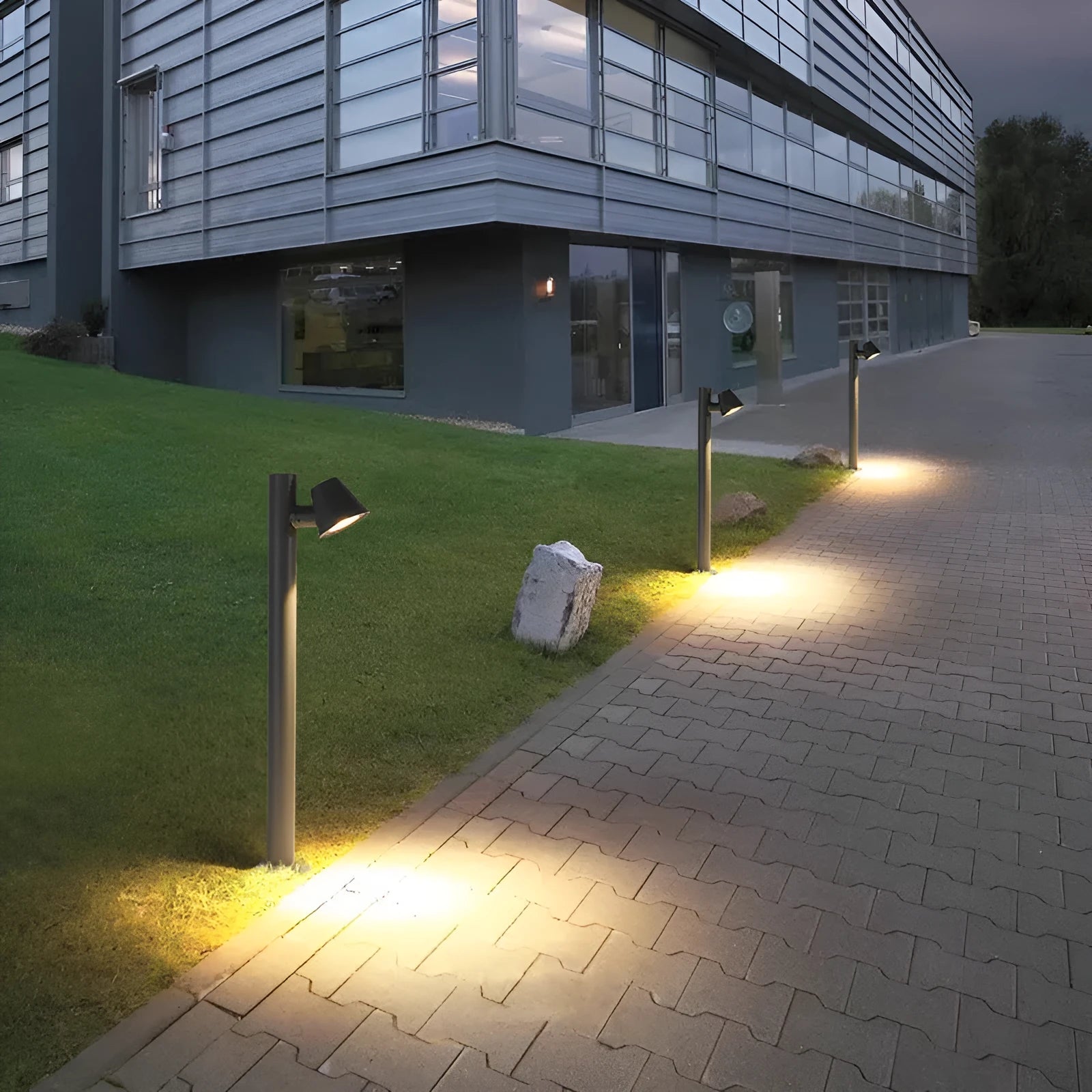 Minimalist IP65 die-cast aluminium LED outdoor lawn lamp in garden setting, single head column light