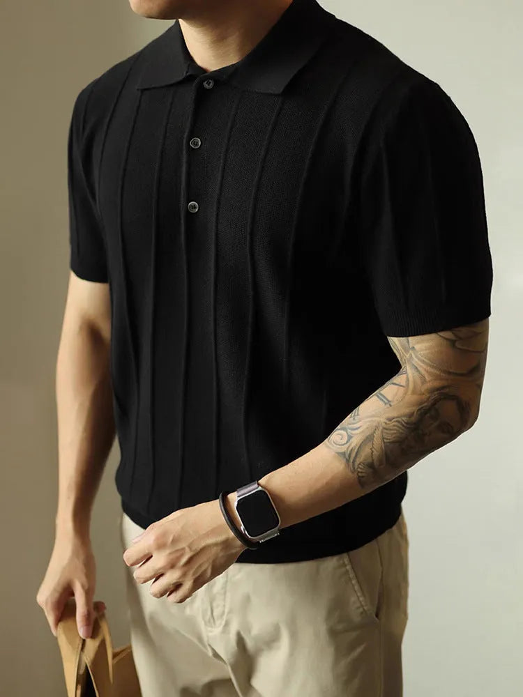Men's loose fit solid colour basic t-shirt in black or white.