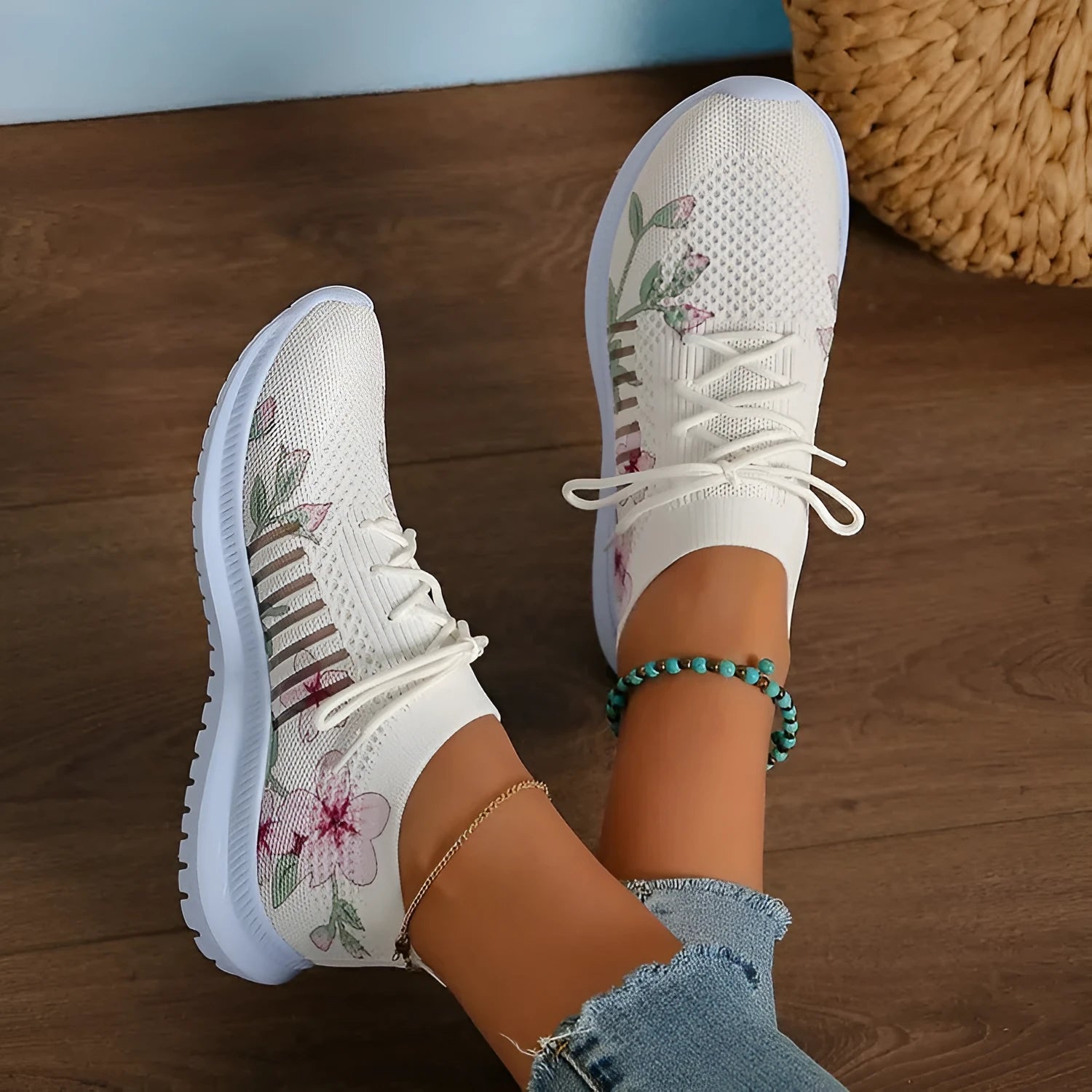 Women's milky white mesh flyknit running shoes with rubber sole and round toe