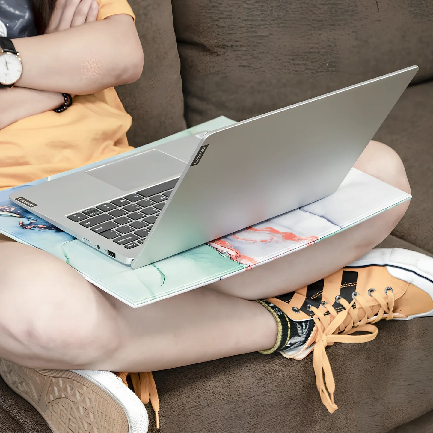 Black anti-radiation tablet pad, 35cm x 25cm with heat-insulating print and straps for 20-33cm devices