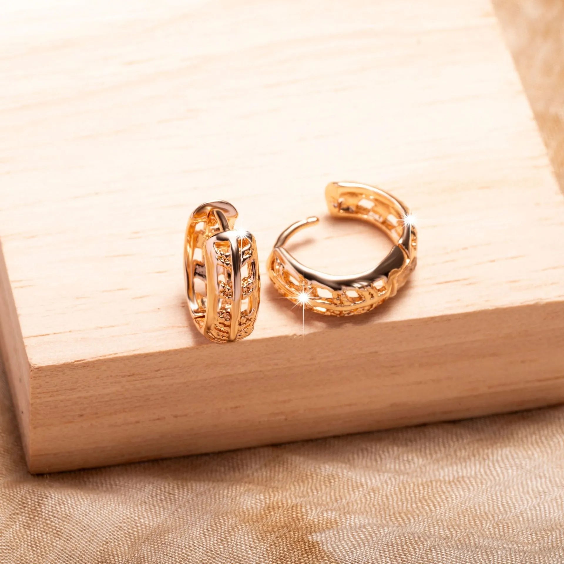 Copper earrings with hollowed-out leaf and heart design in rose gold colour.