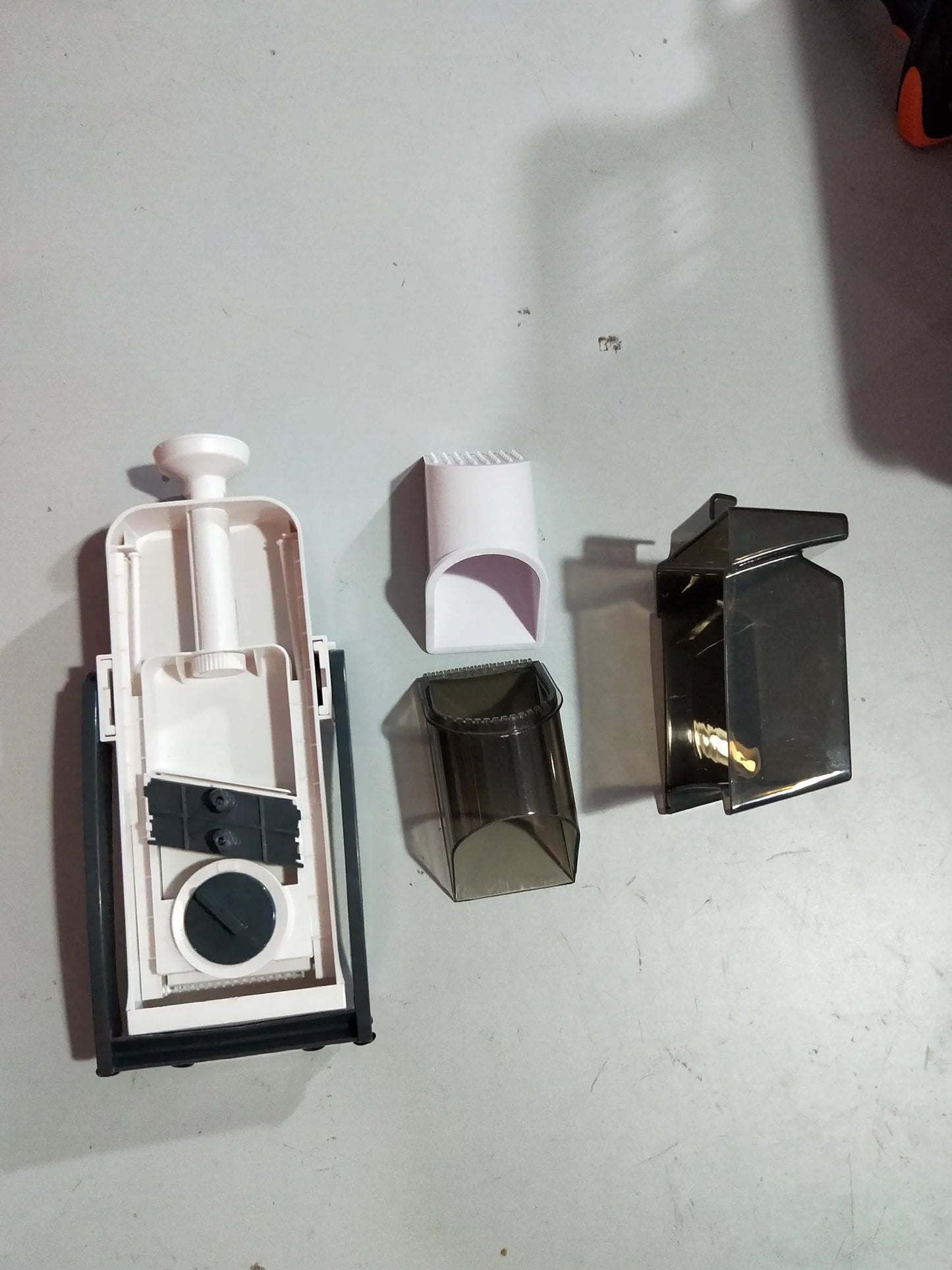 Multifunctional vegetable cutter with safety blade guard and multiple slicing options