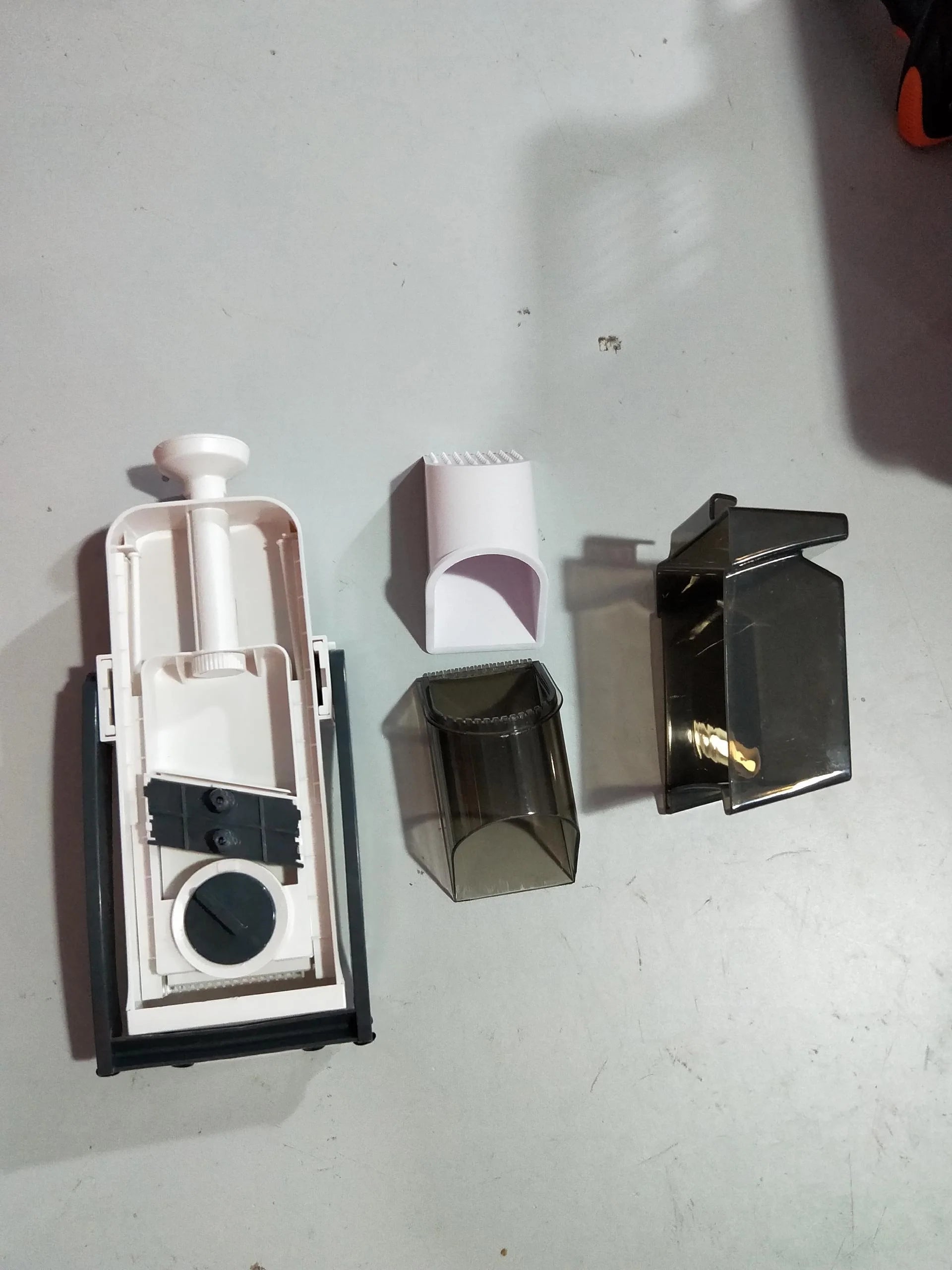 Multifunctional vegetable cutter with safety blade guard and multiple slicing options