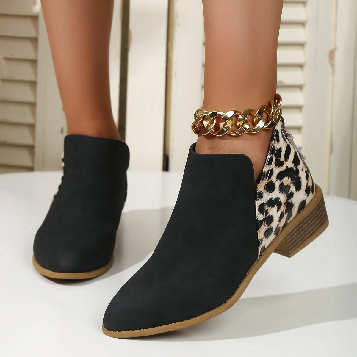 Women's leopard print boots with pointed toe and chunky heel in suede material