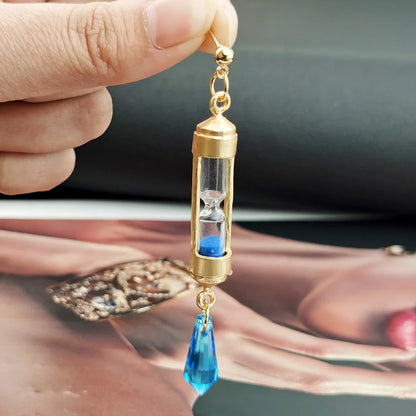 Hourglass-shaped alloy ear clip earring and necklace set in silver and gold finishes