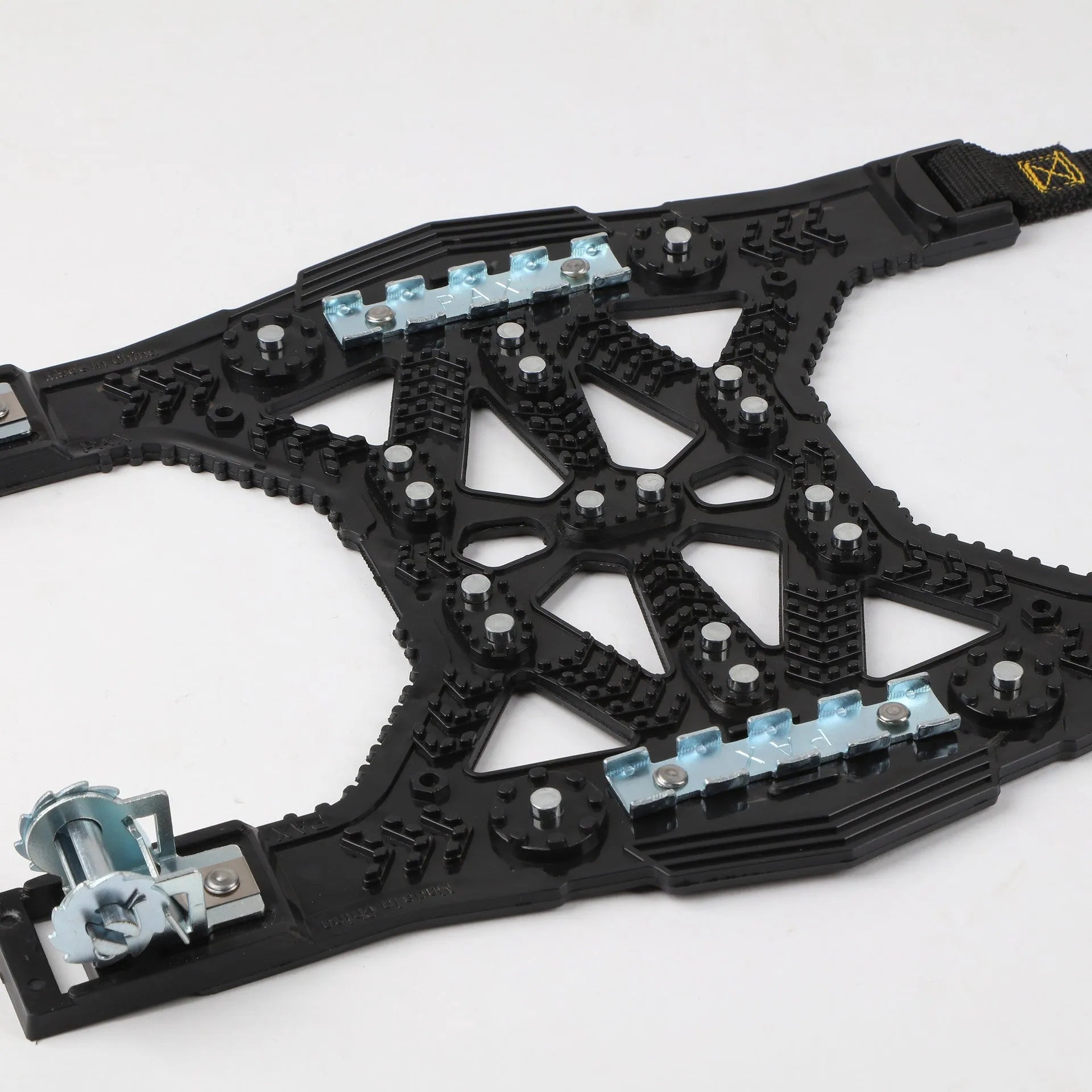 SUV winter snow chains with steel plates in black or yellow including snow shovel and tools