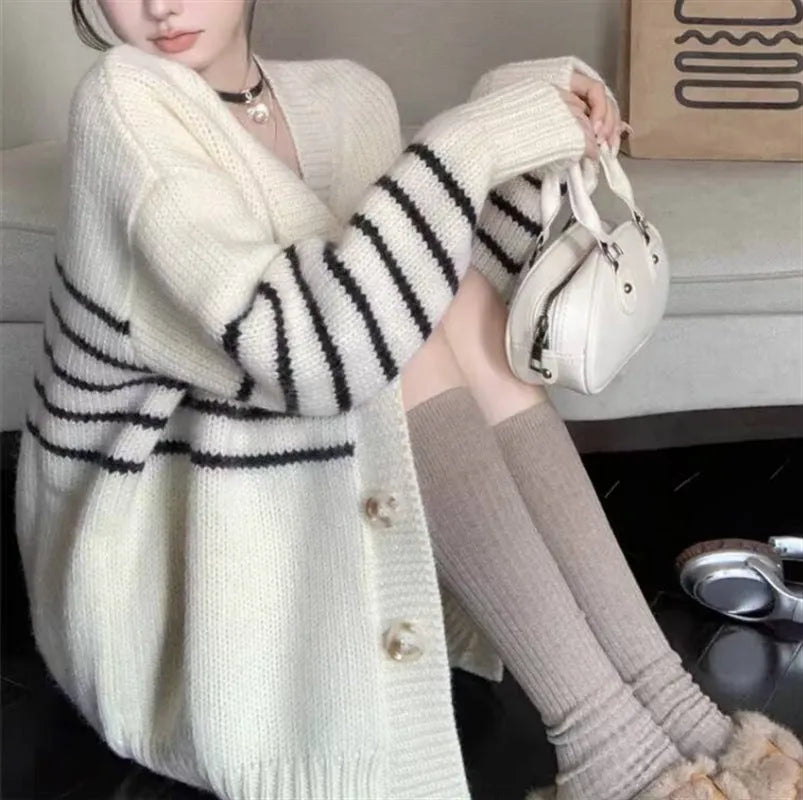 Collar button cardigan with 3D pattern in picture colour, free size