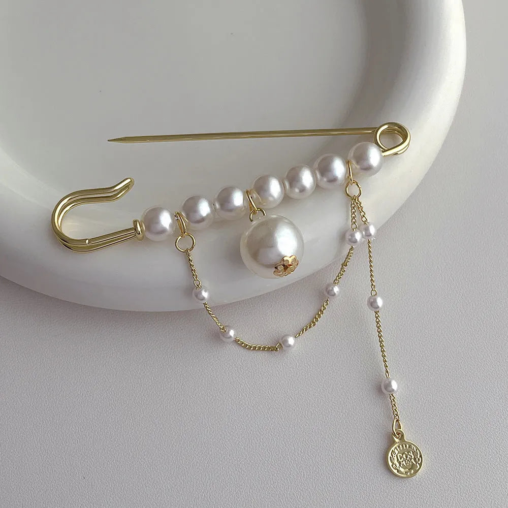 Ins Style Retro stick pearl brooch on metal base, unisex decorative pin with electroplated finish