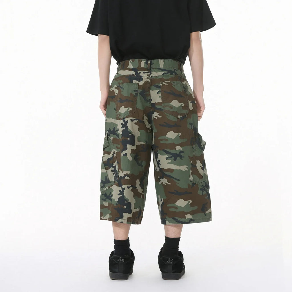 Men's loose fit cropped camouflage jeans with wide legs and side stitching