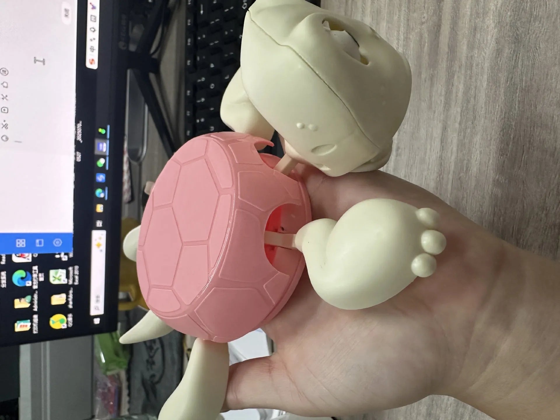 ABS plastic turtle-shaped coaster for heat insulation in a choice of four colours.