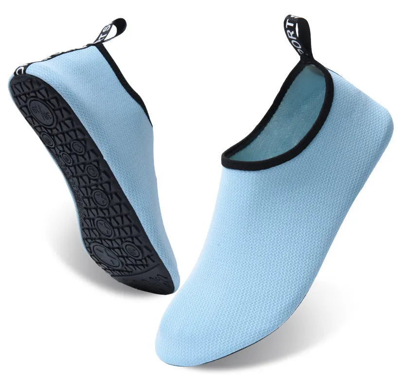 A pair of casual low-top beach shoes with a mesh upper and non-slip TPR sole.