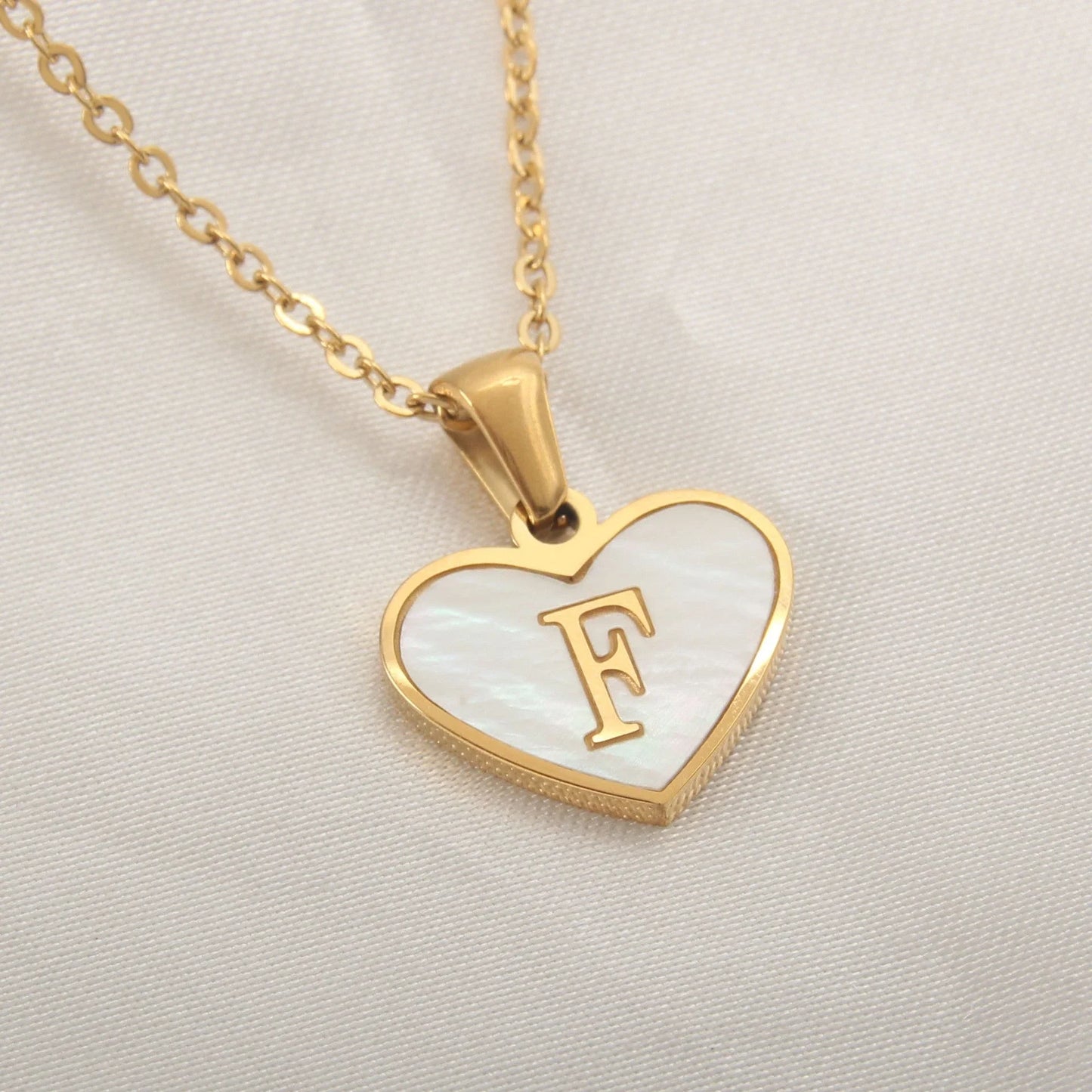 Personalized 26-letter heart-shaped necklace made of stainless steel and white shell