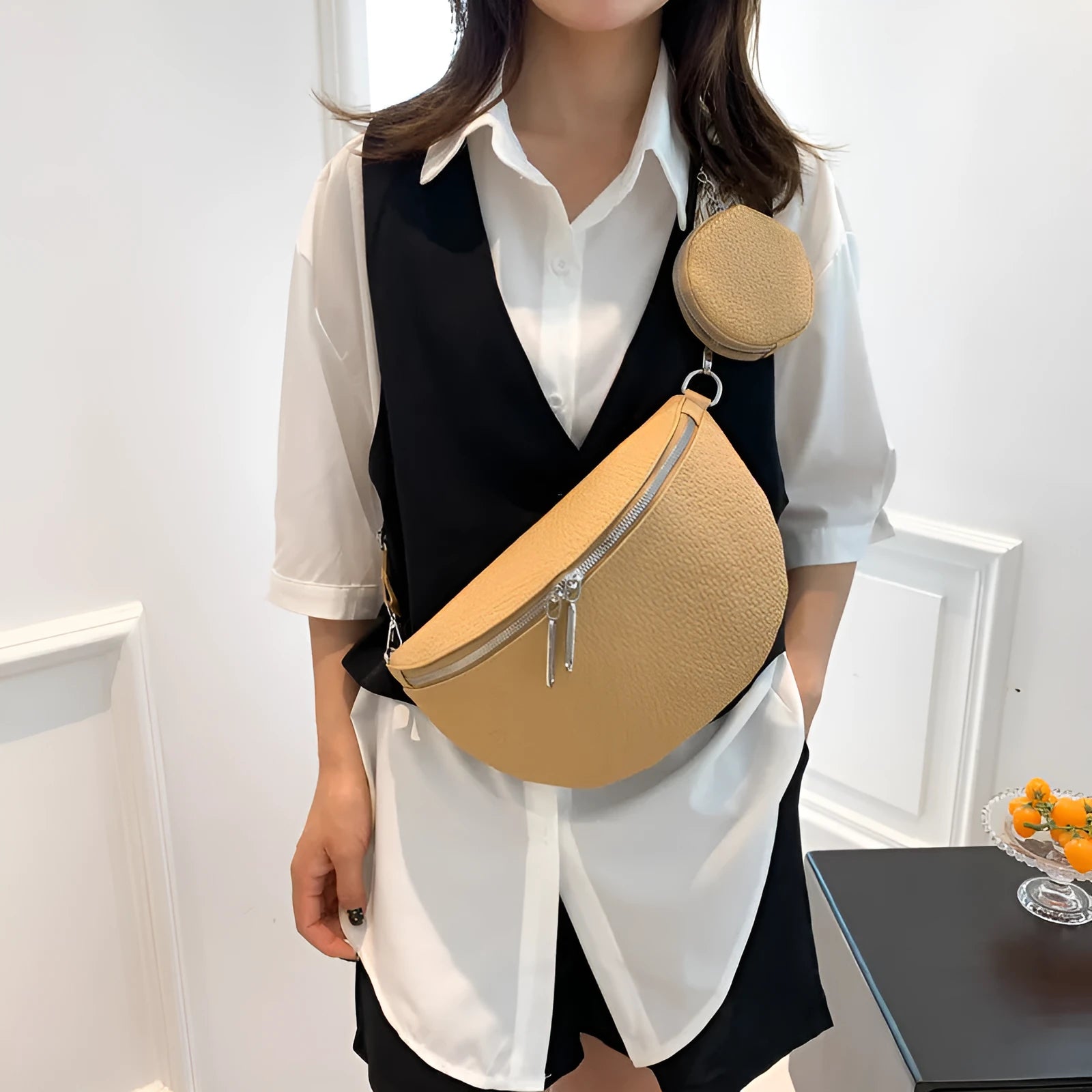 Solid colour women's crossbody bag with saddle lock zipper and horizontal square shape