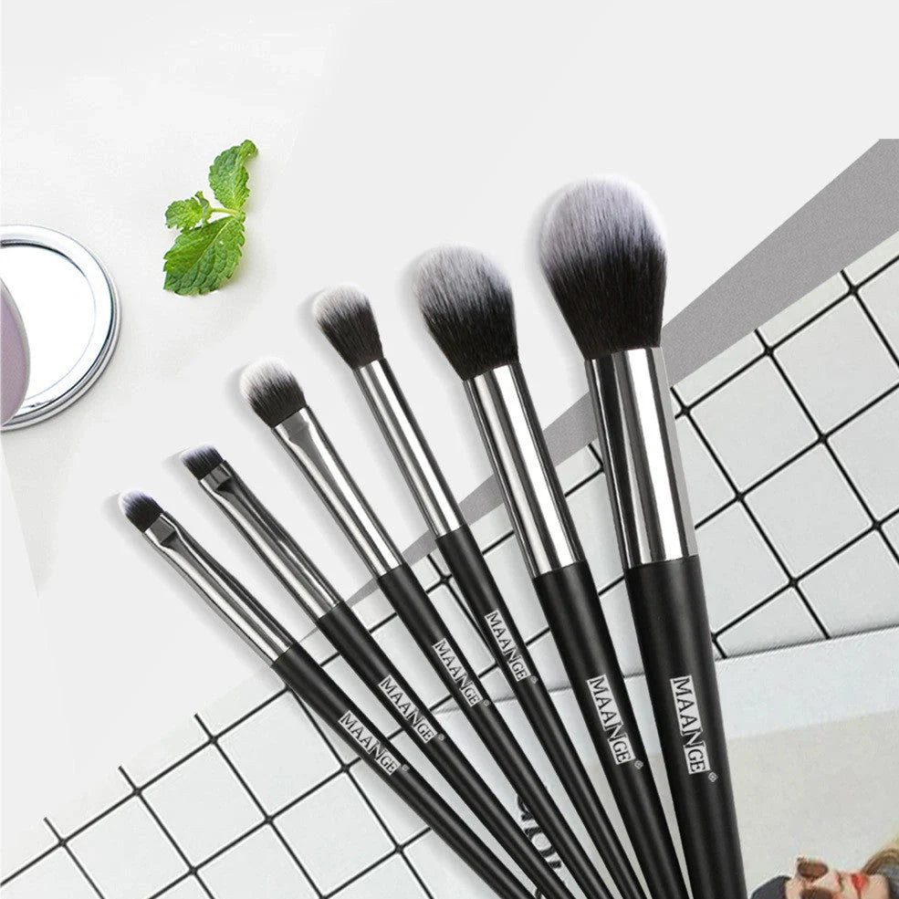 Six makeup brushes with black synthetic bristles and natural wood handles measuring 15cm