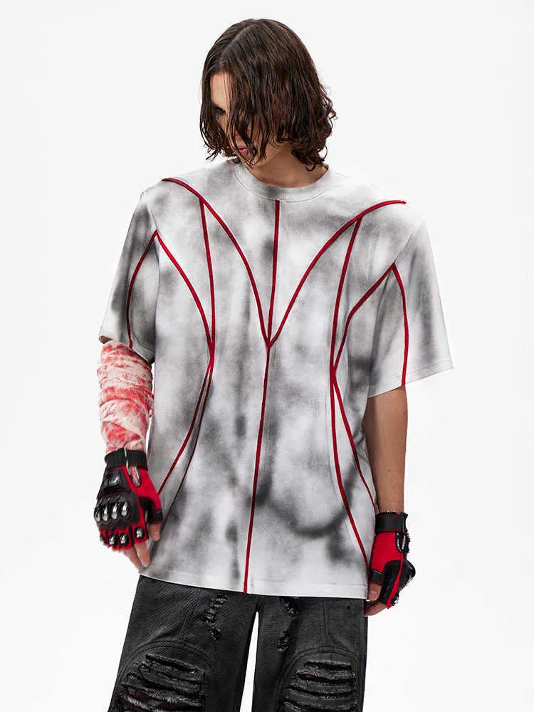 Padded shoulder short sleeve T-shirt with textured three-dimensional line patchwork design
