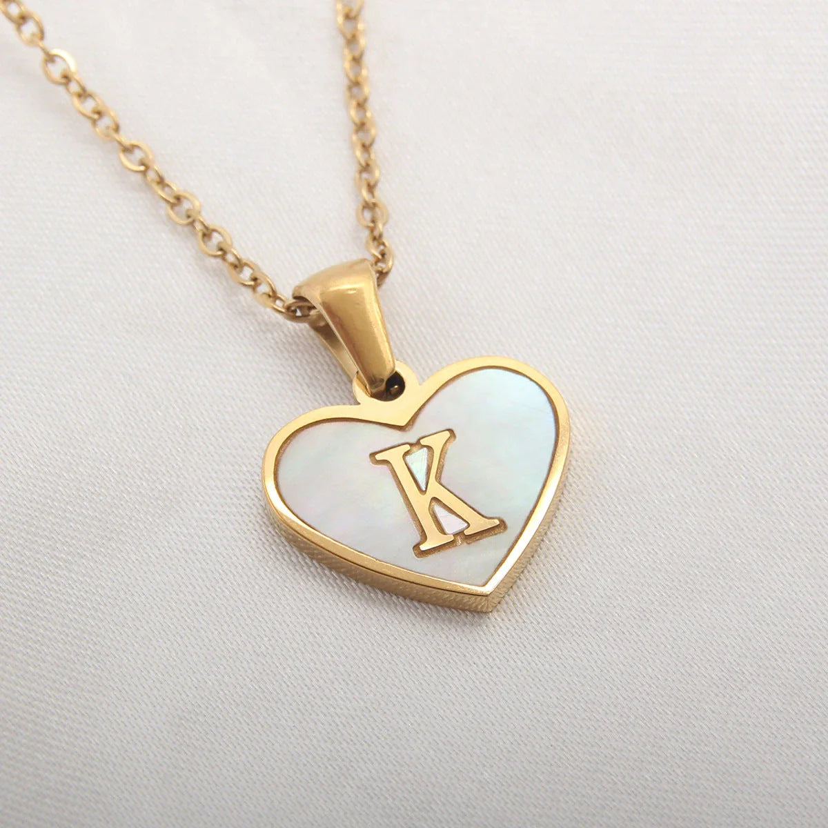 Personalized 26-letter heart-shaped necklace made of stainless steel and white shell