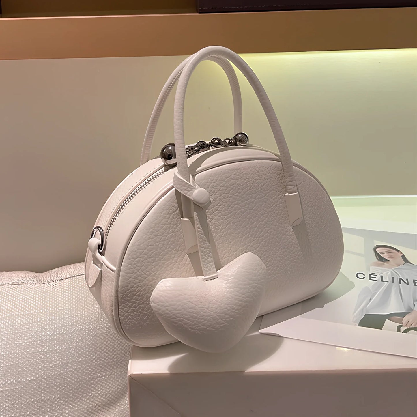 Women's heart-shaped crossbody bag in genuine leather with adjustable strap and zipper compartment