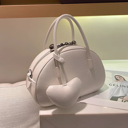 Women's heart-shaped crossbody bag in genuine leather with adjustable strap and zipper compartment