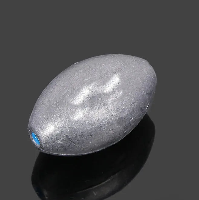 Rugby-shaped olive lead fishing sinker with scale texture, showing plastic core and weight options from 10g to 150g.