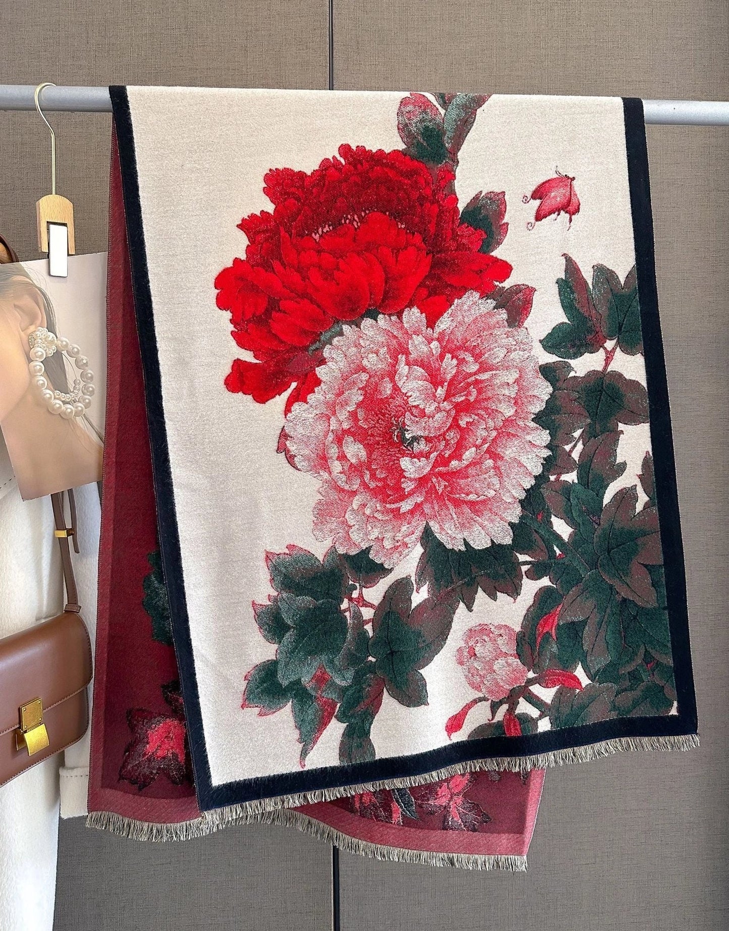Retro floral artificial cashmere scarf in beige red, dimensions 60x180cm
