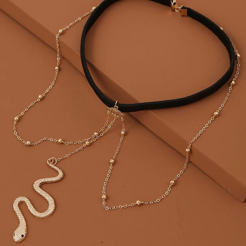 Chic bohemian gold chain leg jewelry with a captivating snake pendant, perfect for adding a touch of summer style to any outfit.